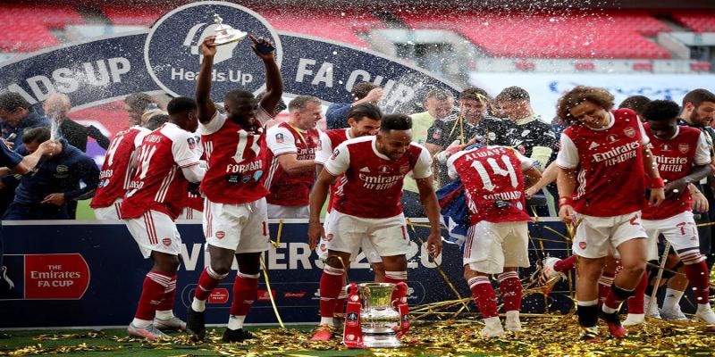 CLB Arsenal ăn mừng sau khi giành ngôi vô địch trước đối thủ 